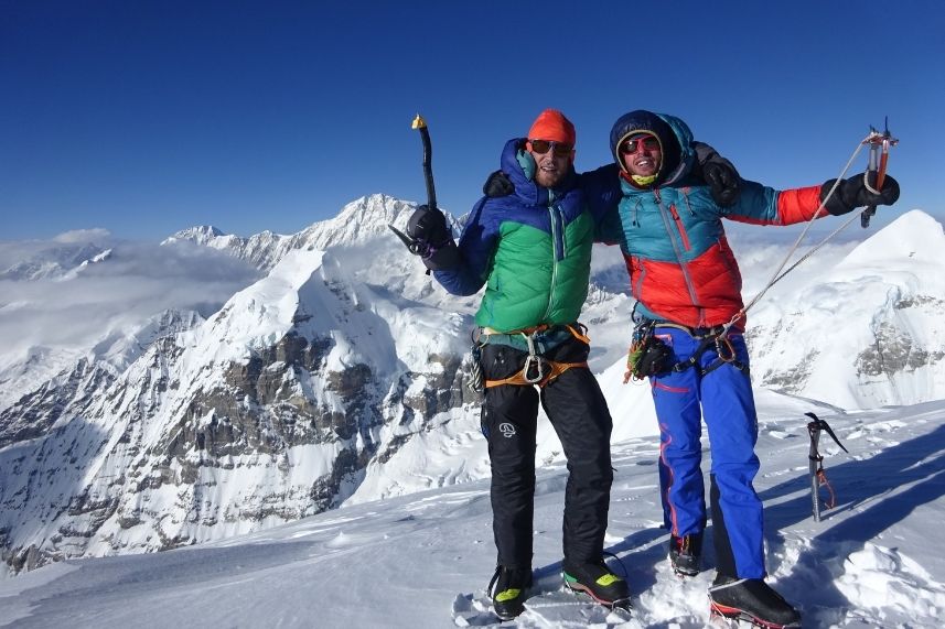 Alcanzando la cima del Dorje Lakpa (6966 metros) con Iker Madoz