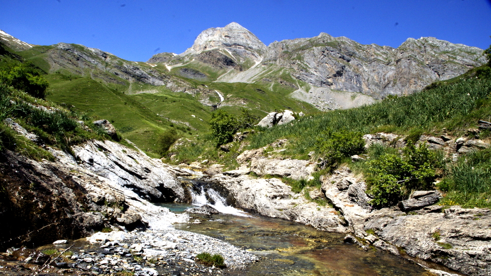 Viajar e ir al monte con niños: aprendizajes y 2 rutas recomendadas en Bujaruelo