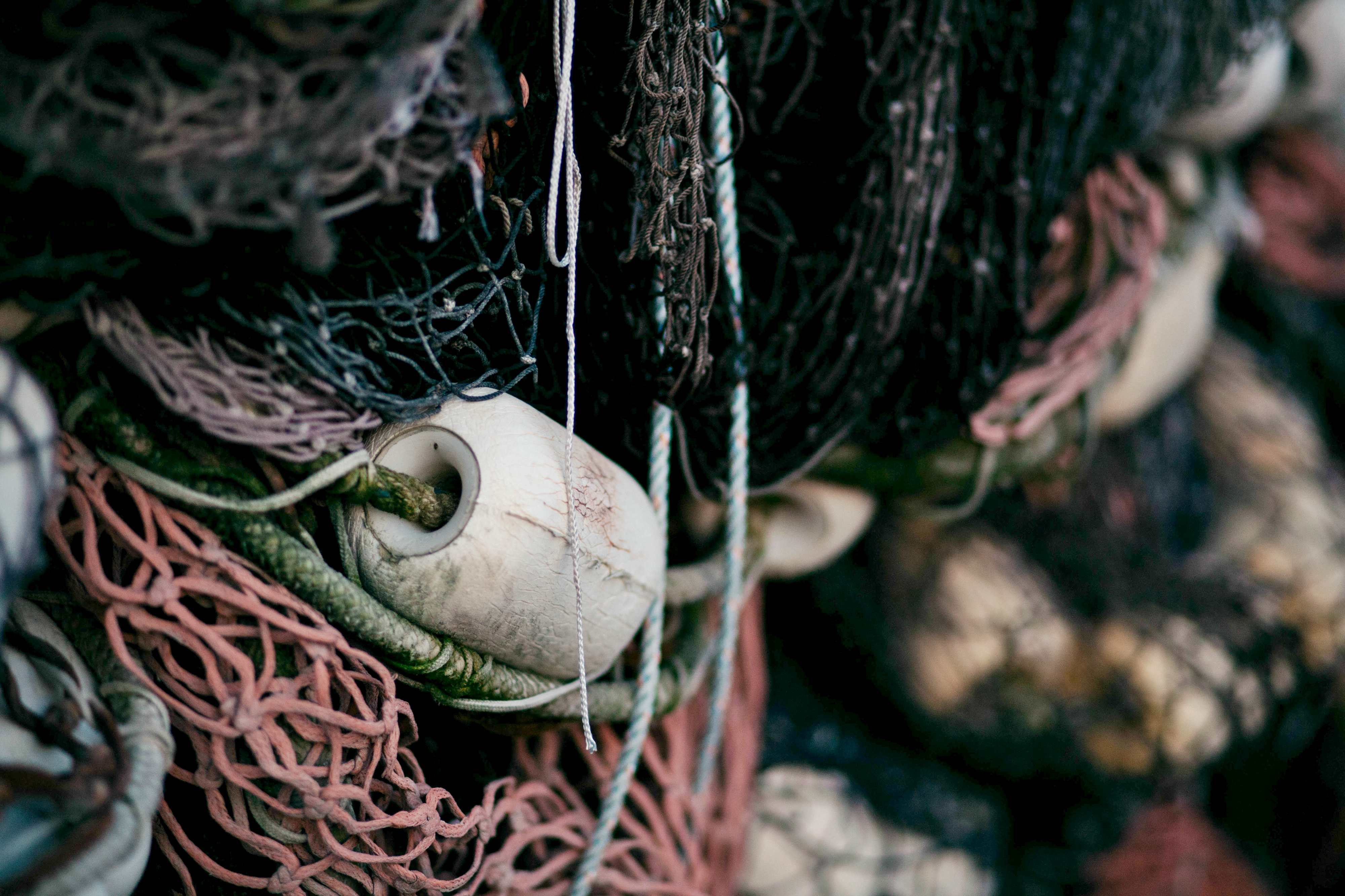 Ropa hecha con redes de pesca recogidas del fondo del mar