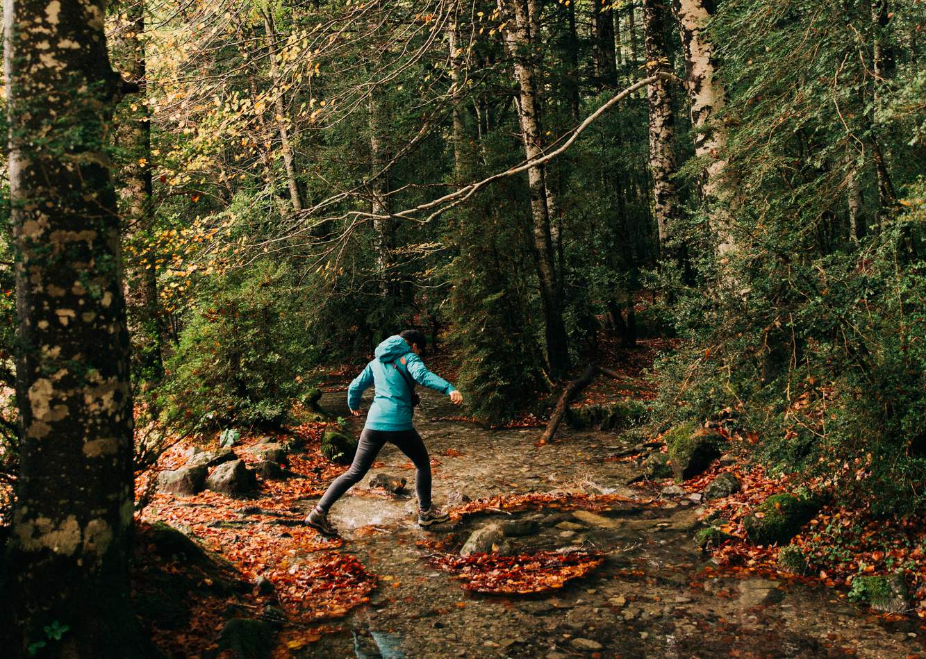 en otoño:Ropa montaña para una ruta de senderismo en otoño