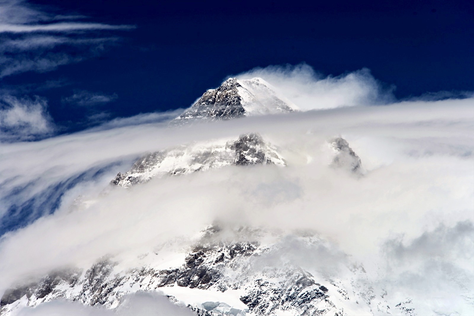 Tres momentos que explican cómo el himalayismo se convirtió en turismo masificado de montaña. Un texto de Sebastián Álvaro.