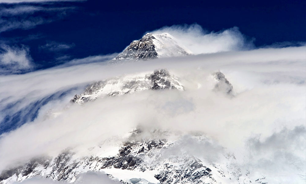 Tres momentos que explican cómo el himalayismo se convirtió en turismo masificado de montaña. Un texto de Sebastián Álvaro.