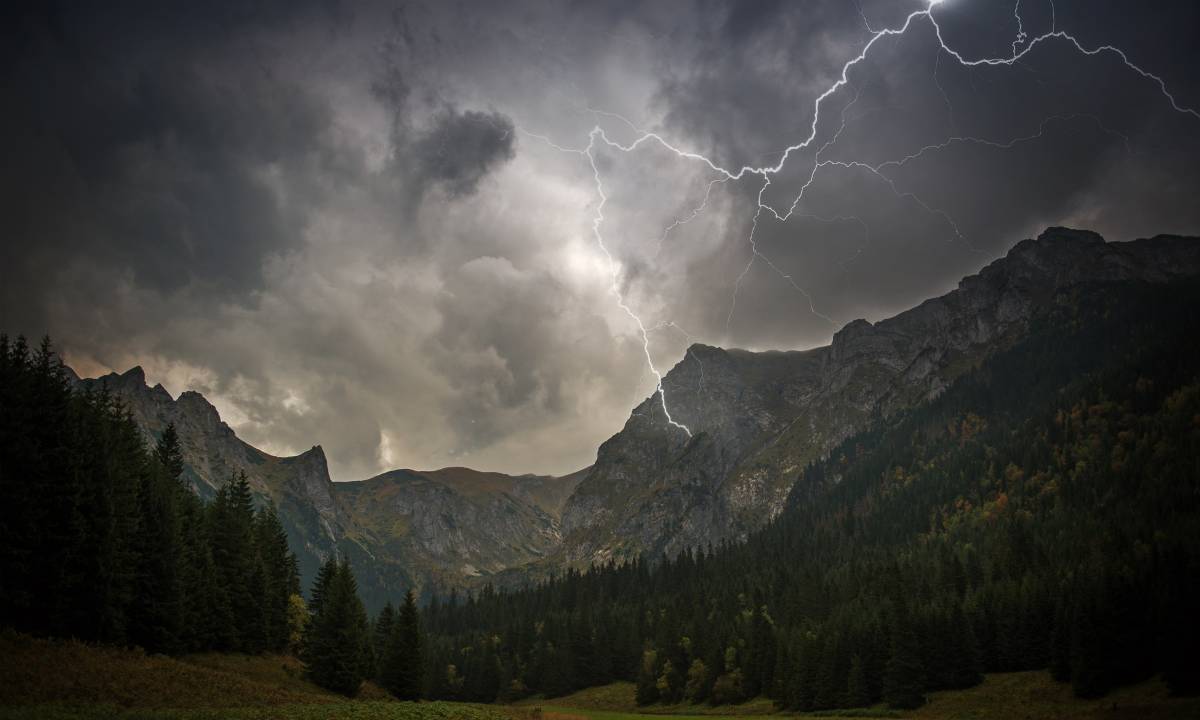 ¡Rayos y truenos! Qué hacer en caso de tormenta en la montaña